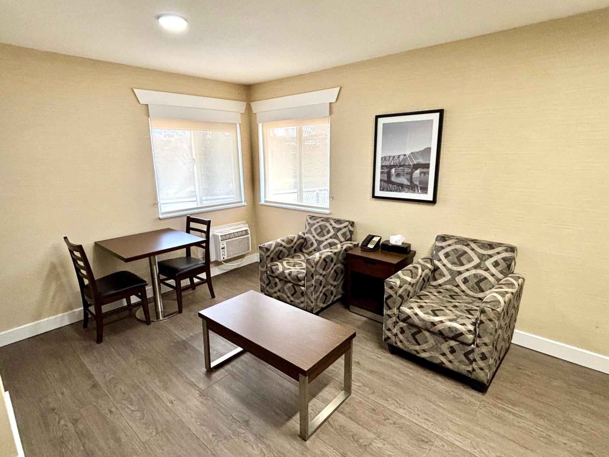 Rodeway Inn & Suites Камлупс Екстериор снимка
