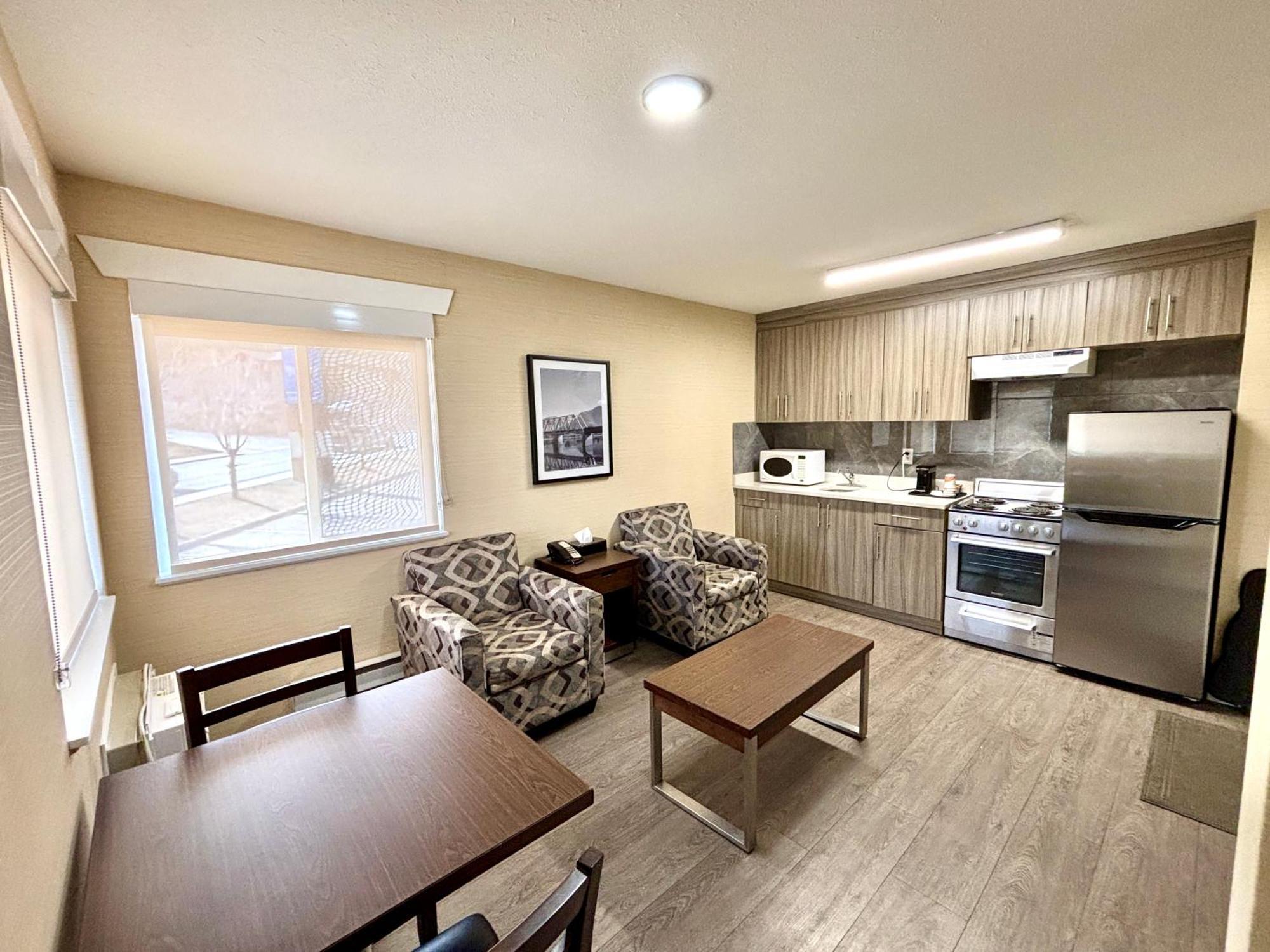 Rodeway Inn & Suites Камлупс Екстериор снимка