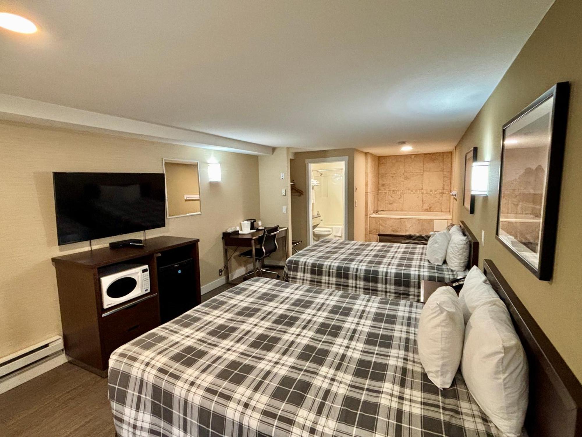 Rodeway Inn & Suites Камлупс Екстериор снимка
