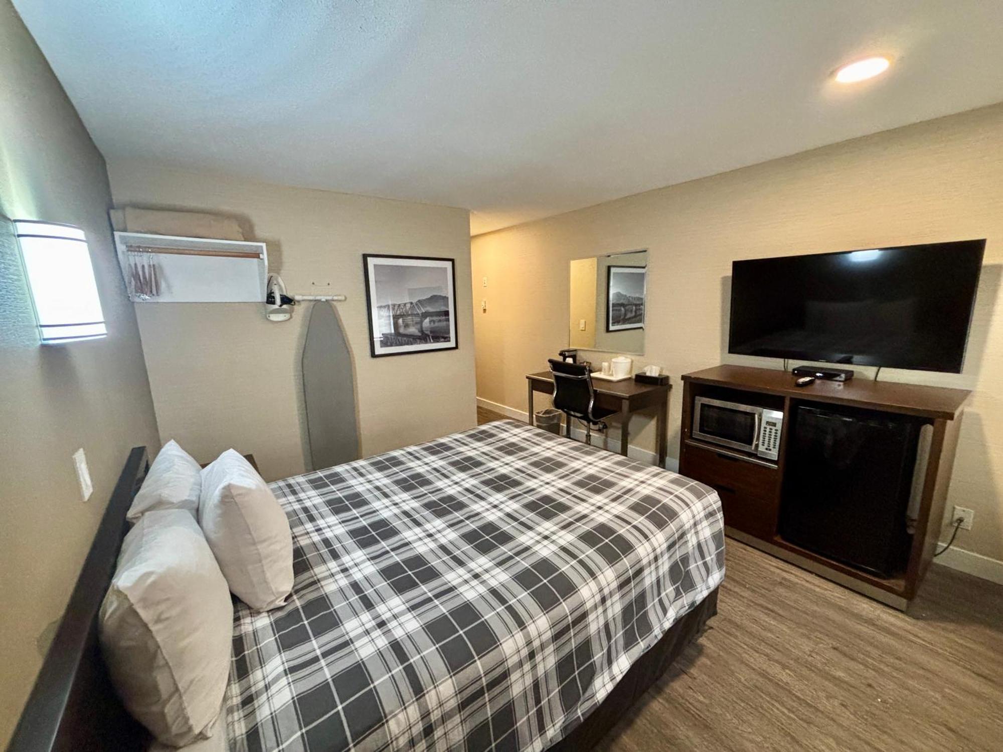 Rodeway Inn & Suites Камлупс Екстериор снимка