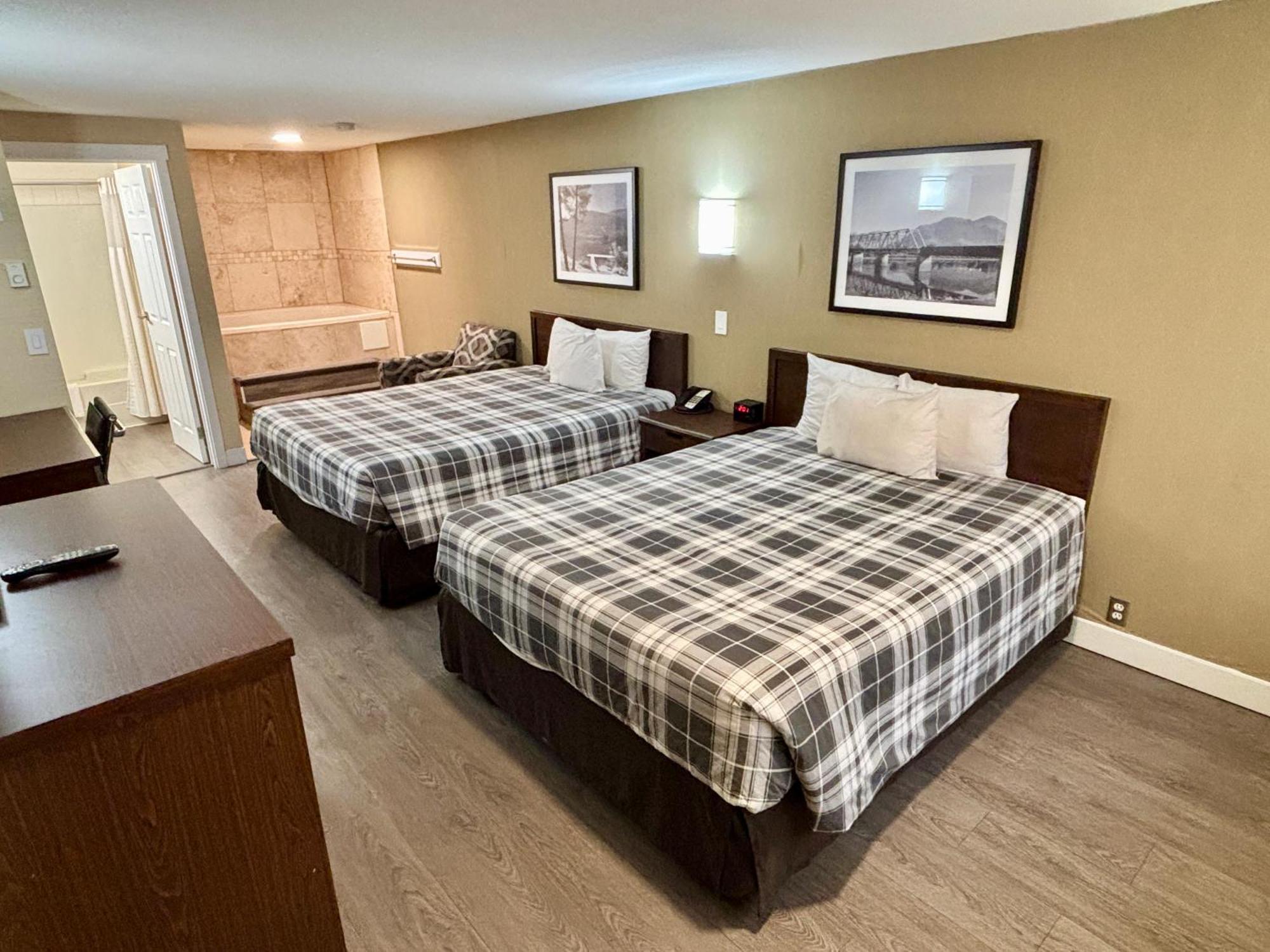 Rodeway Inn & Suites Камлупс Екстериор снимка