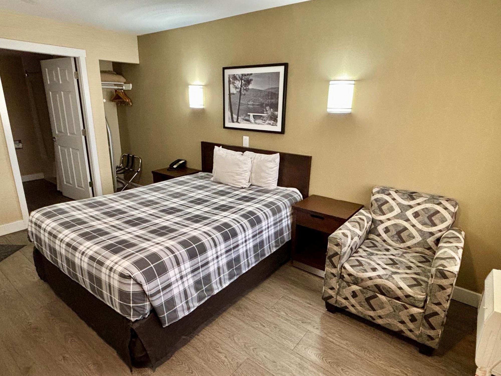 Rodeway Inn & Suites Камлупс Екстериор снимка