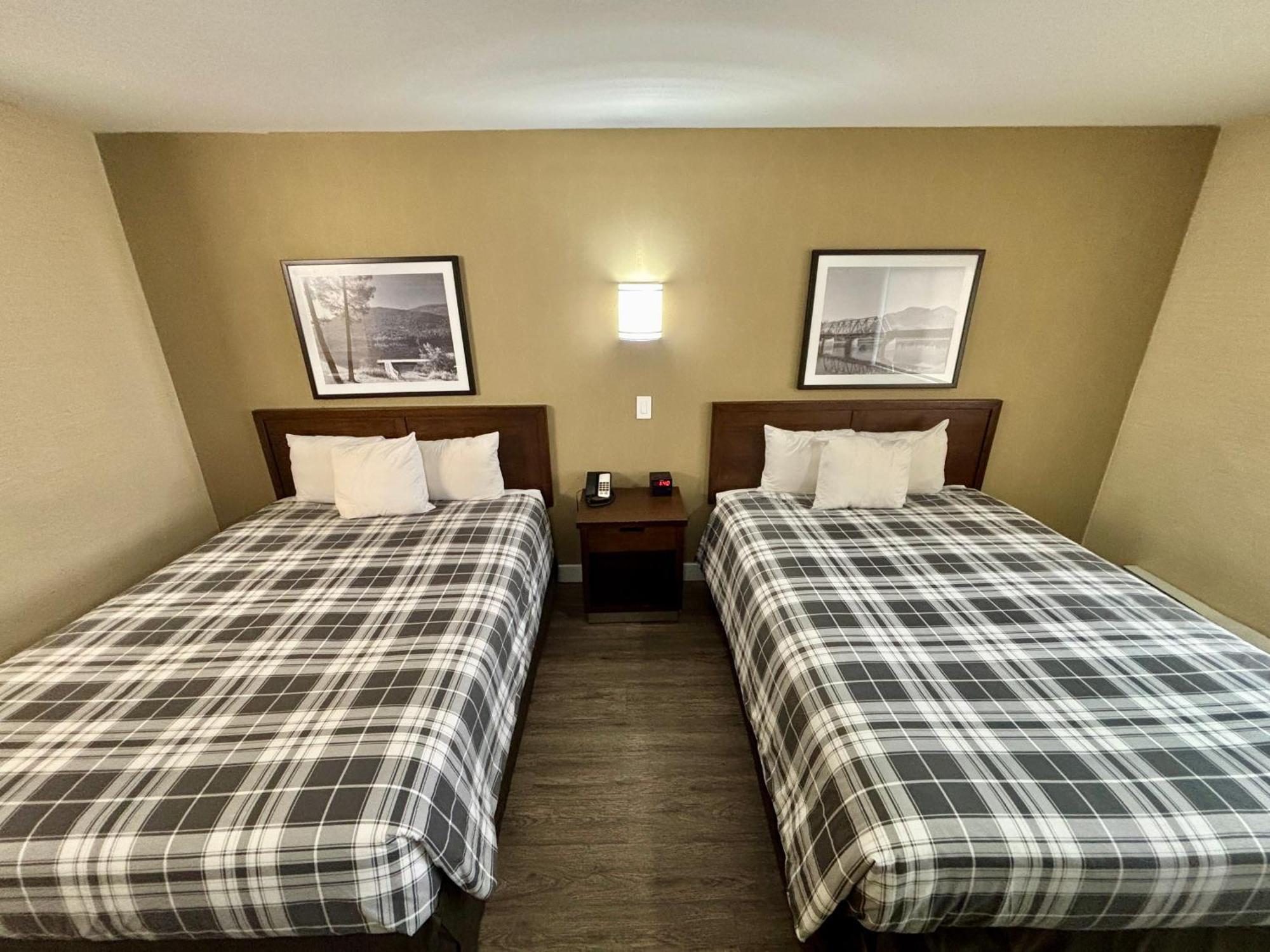 Rodeway Inn & Suites Камлупс Екстериор снимка