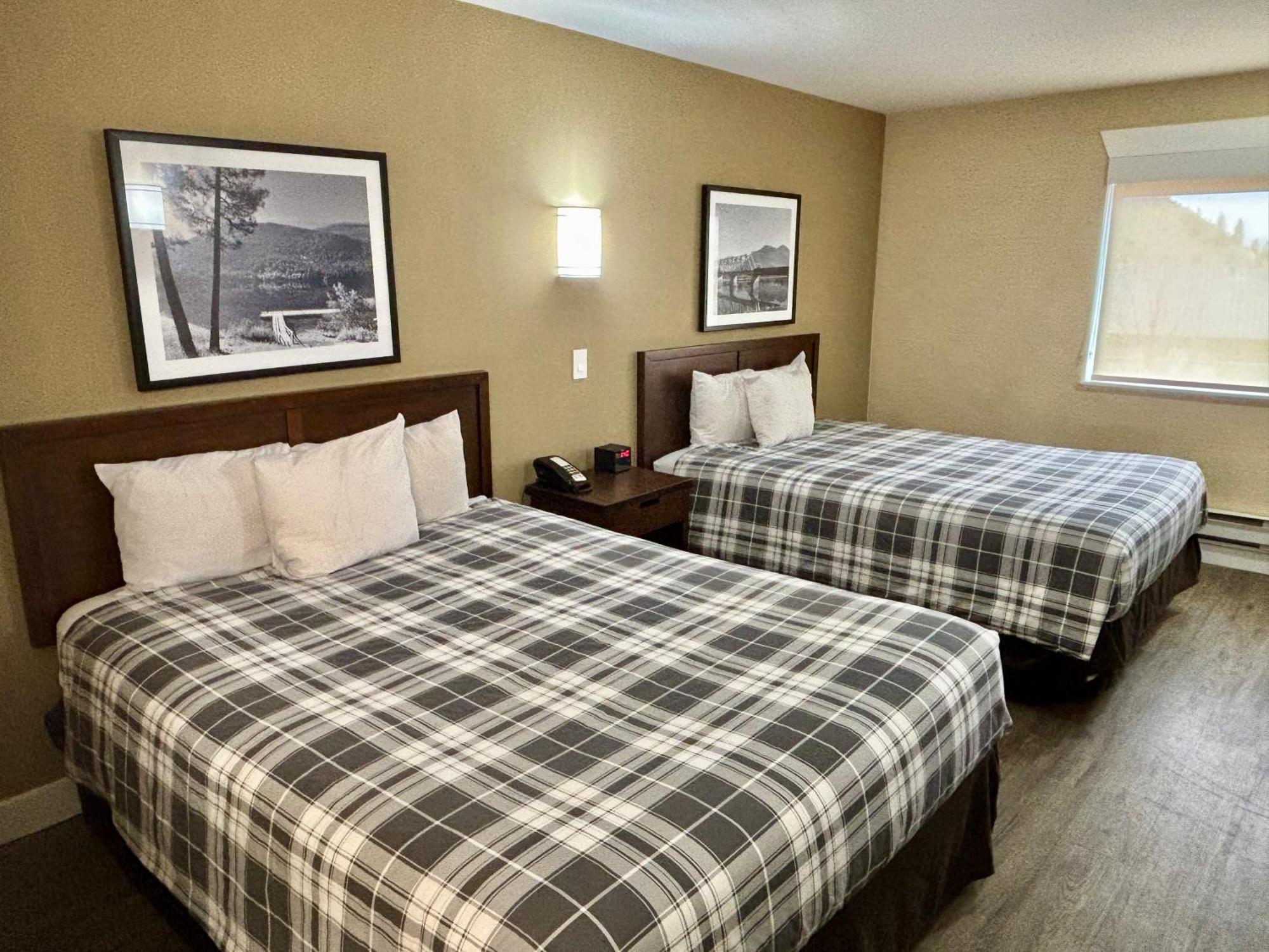 Rodeway Inn & Suites Камлупс Екстериор снимка
