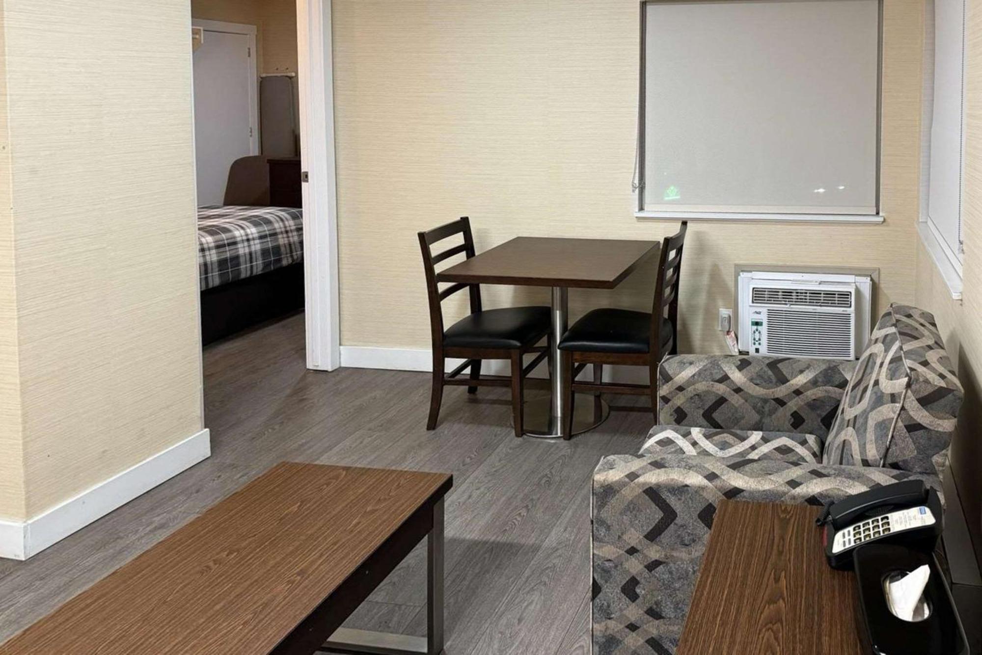 Rodeway Inn & Suites Камлупс Екстериор снимка