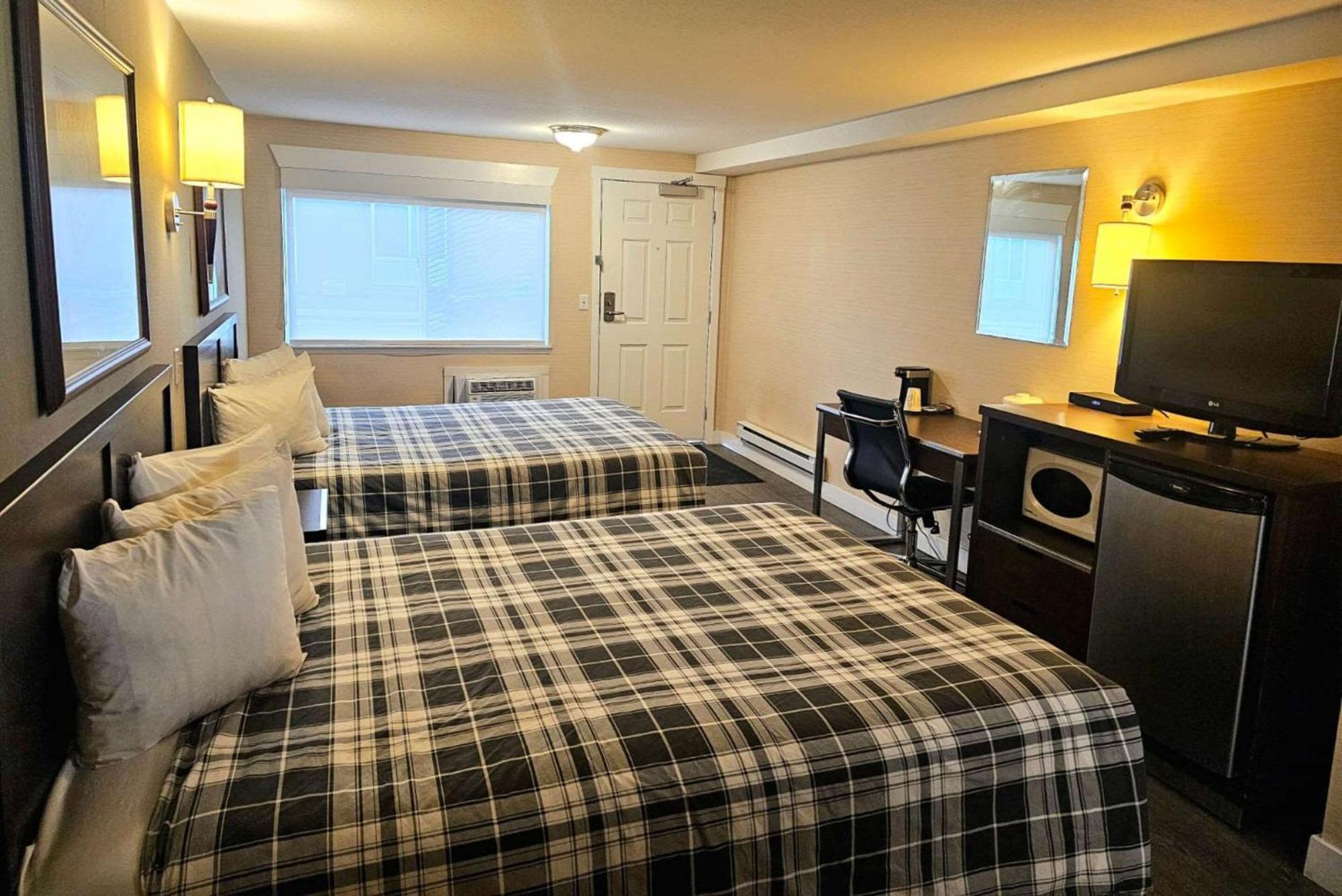 Rodeway Inn & Suites Камлупс Екстериор снимка