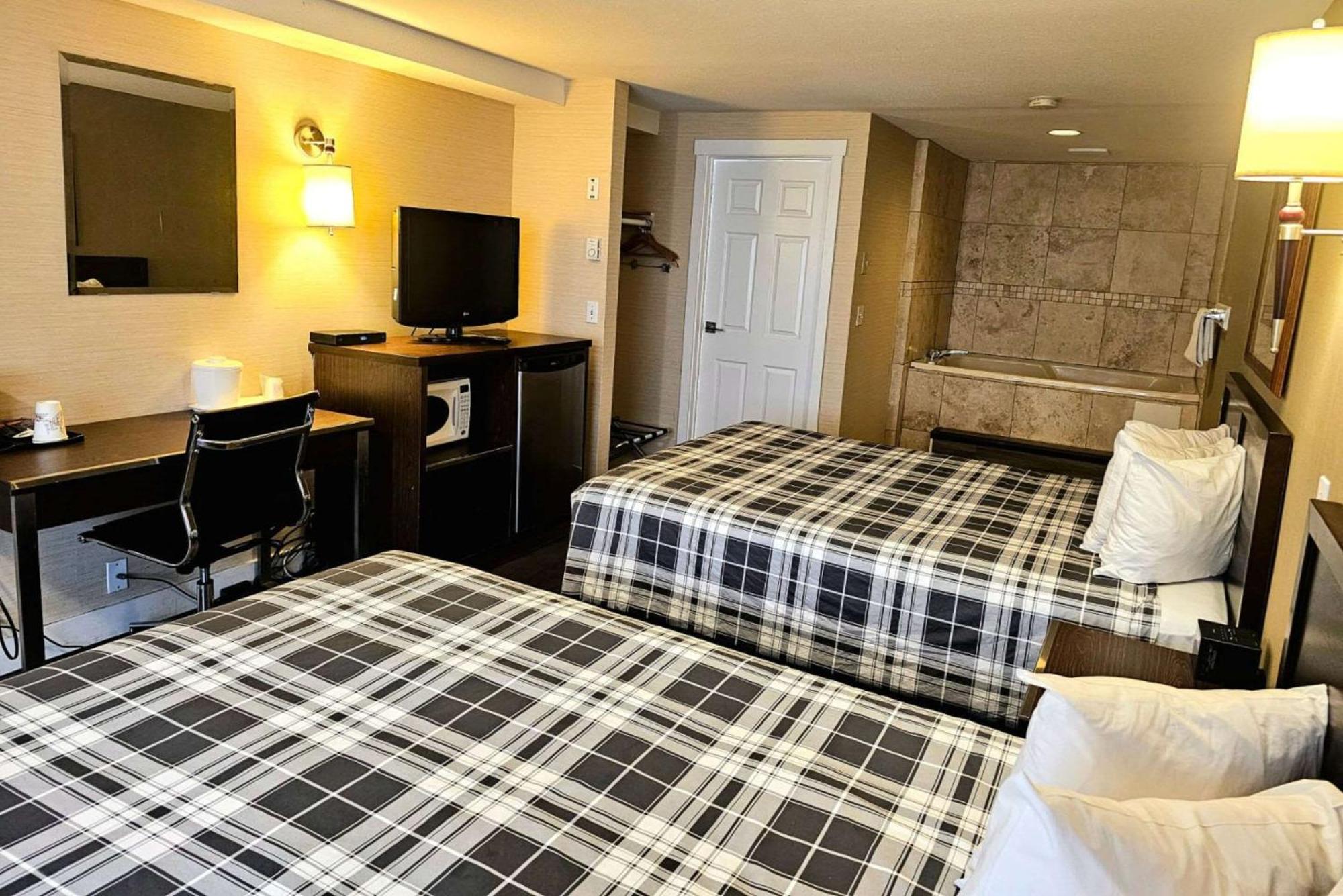 Rodeway Inn & Suites Камлупс Екстериор снимка