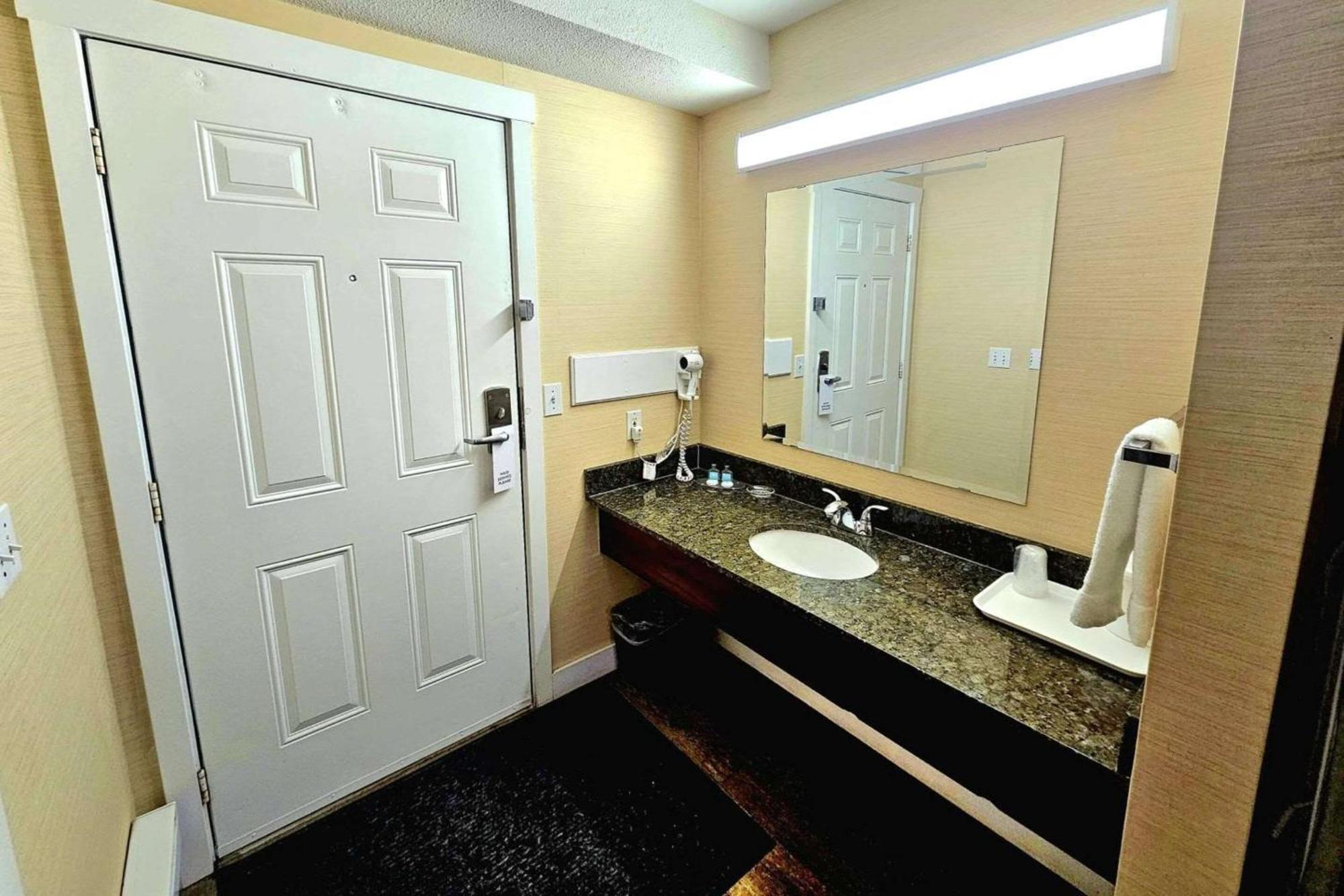 Rodeway Inn & Suites Камлупс Екстериор снимка