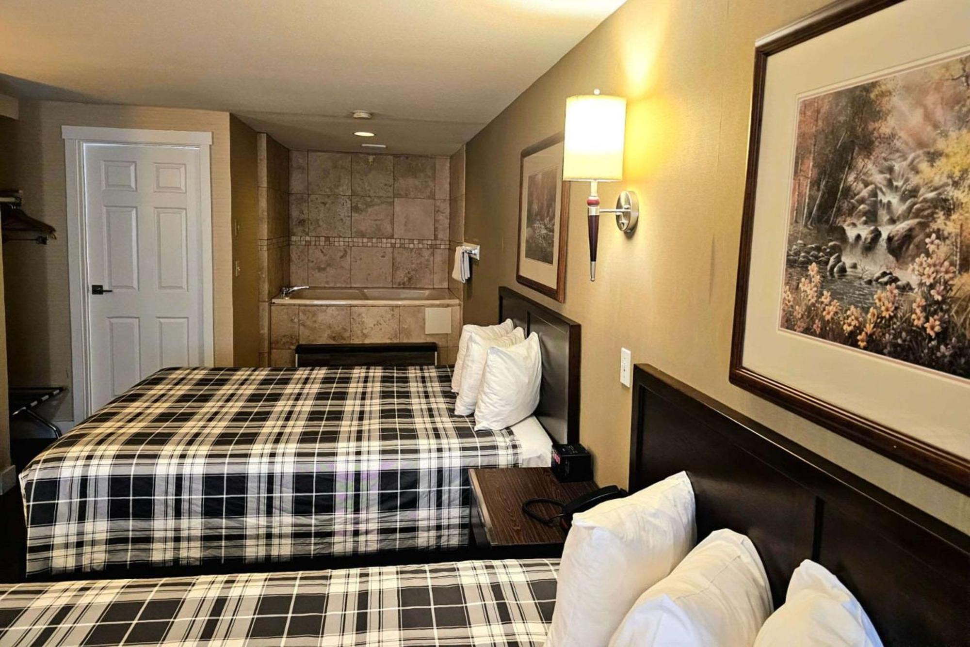 Rodeway Inn & Suites Камлупс Екстериор снимка