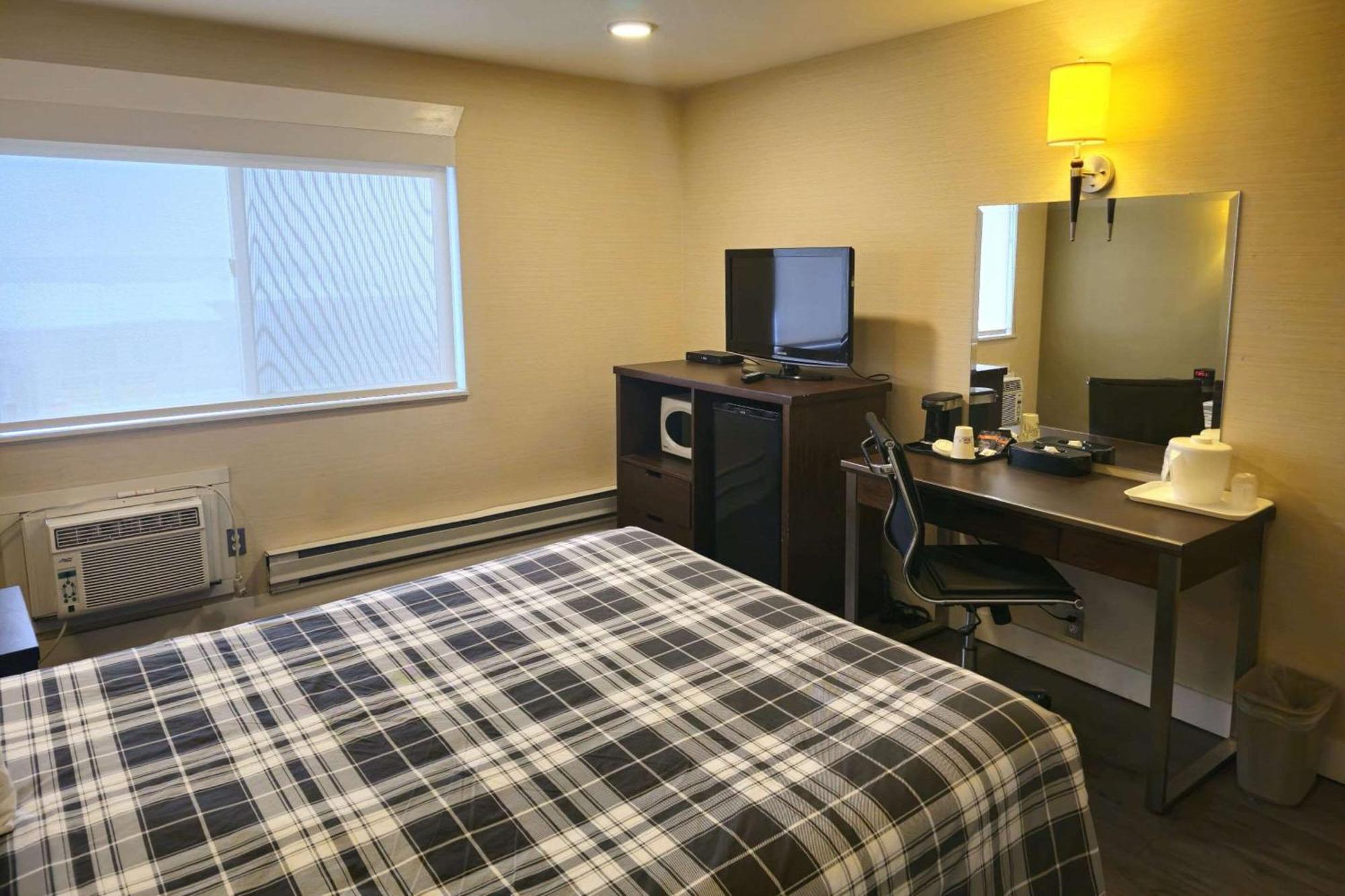 Rodeway Inn & Suites Камлупс Екстериор снимка