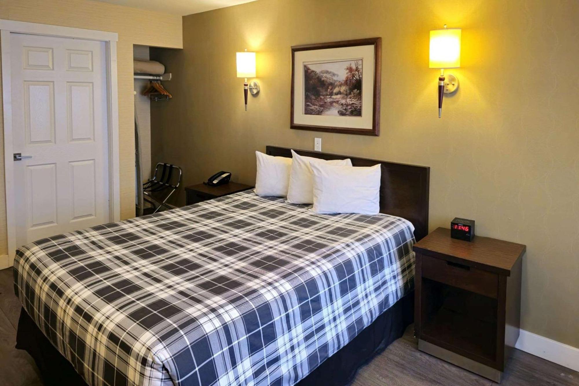 Rodeway Inn & Suites Камлупс Екстериор снимка