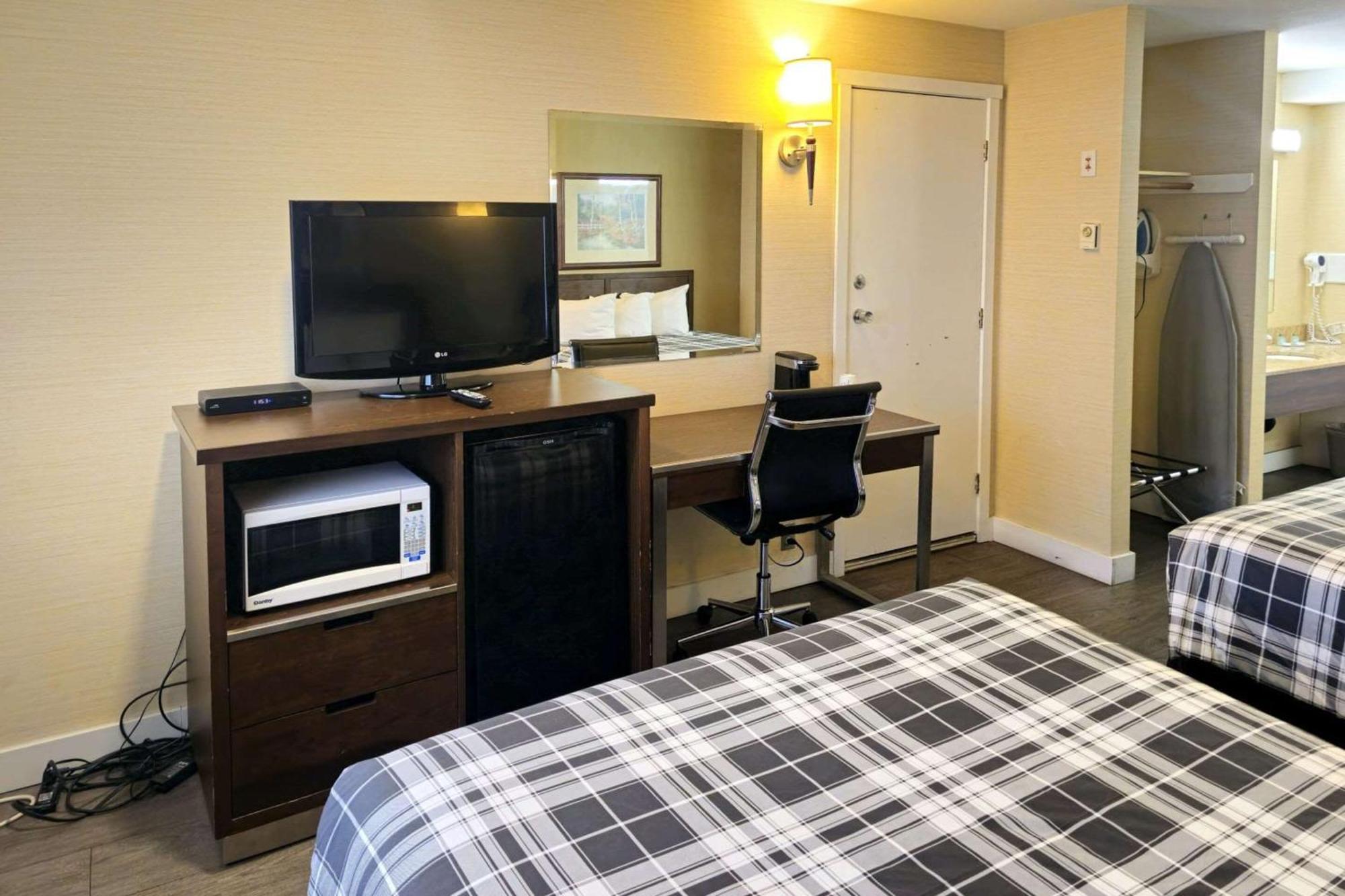 Rodeway Inn & Suites Камлупс Екстериор снимка