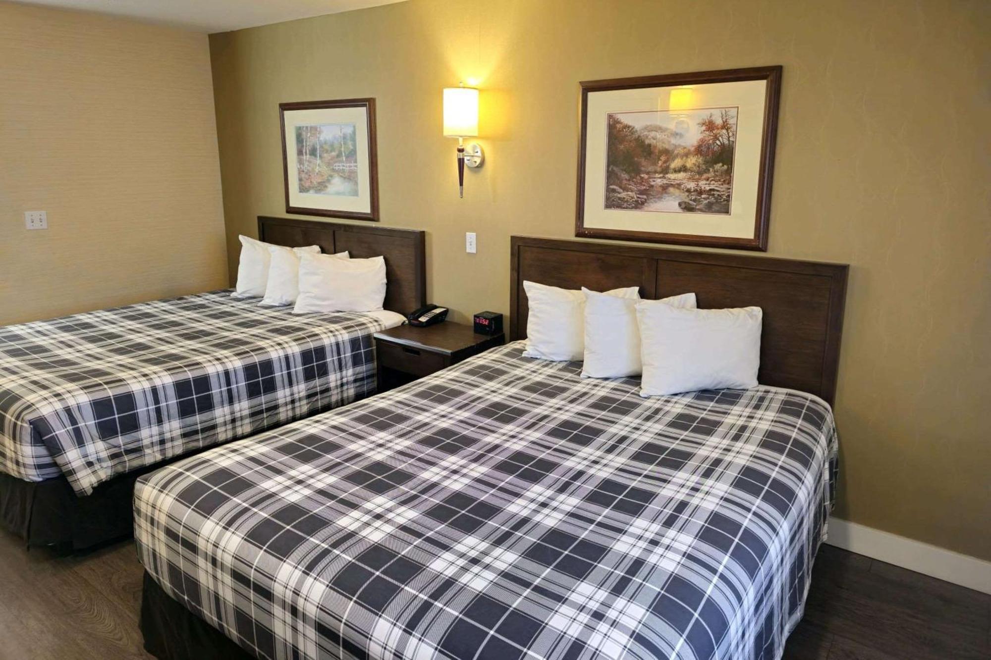 Rodeway Inn & Suites Камлупс Екстериор снимка