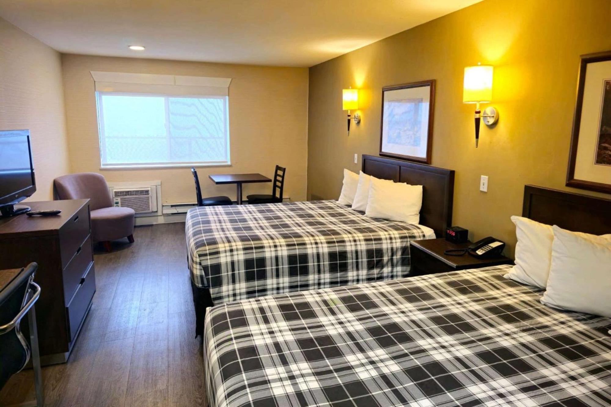 Rodeway Inn & Suites Камлупс Екстериор снимка