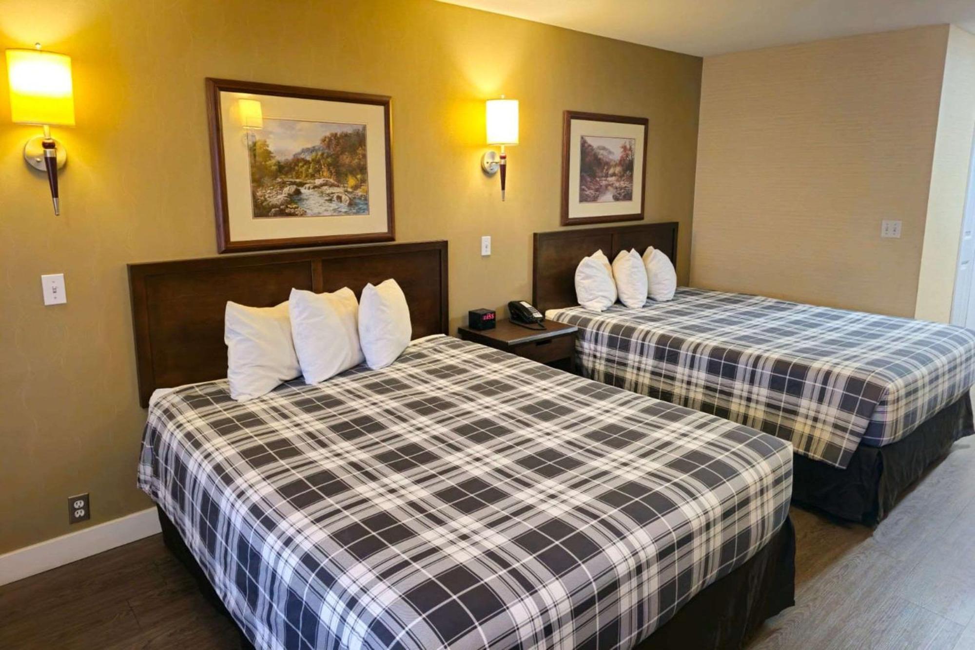 Rodeway Inn & Suites Камлупс Екстериор снимка