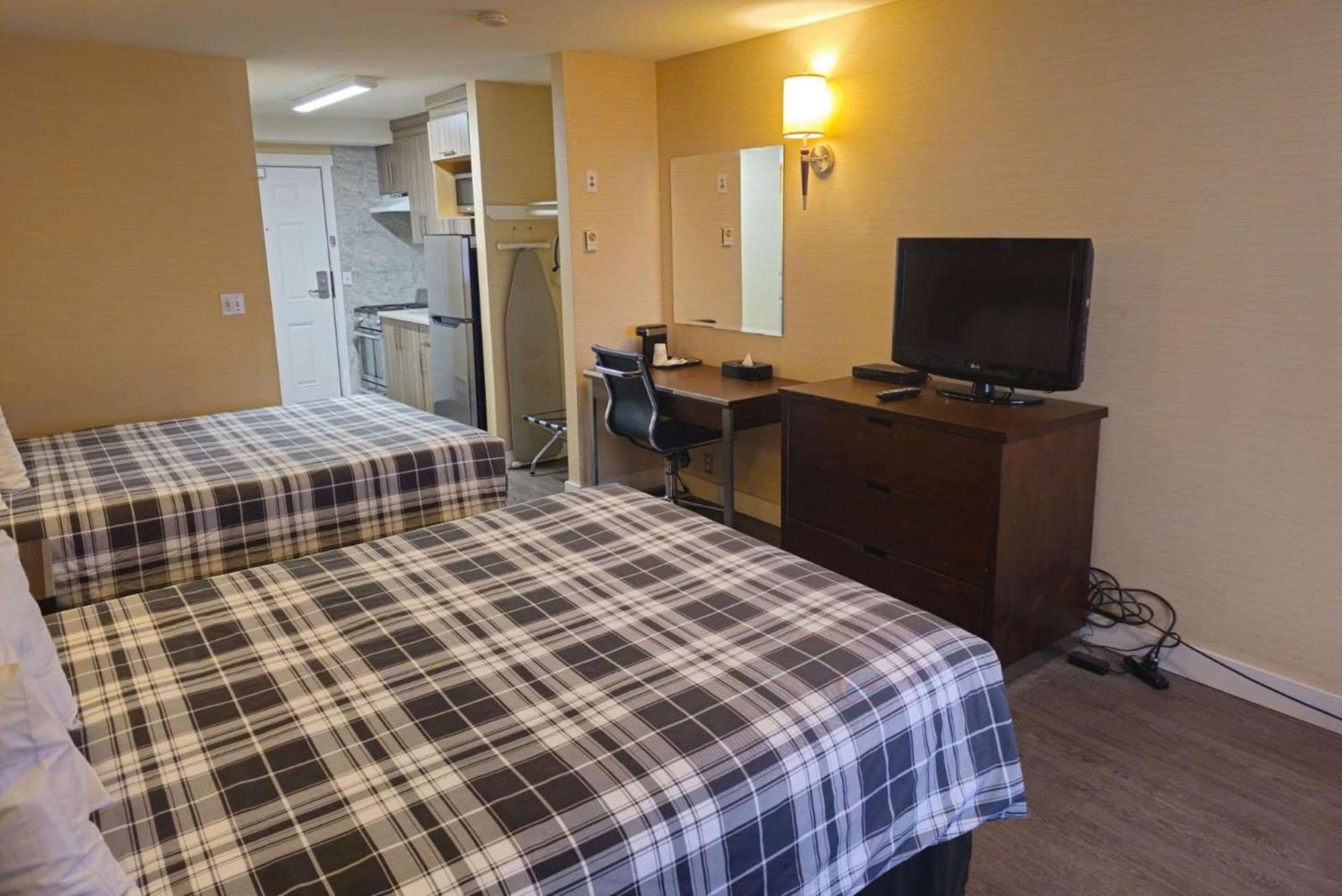 Rodeway Inn & Suites Камлупс Екстериор снимка