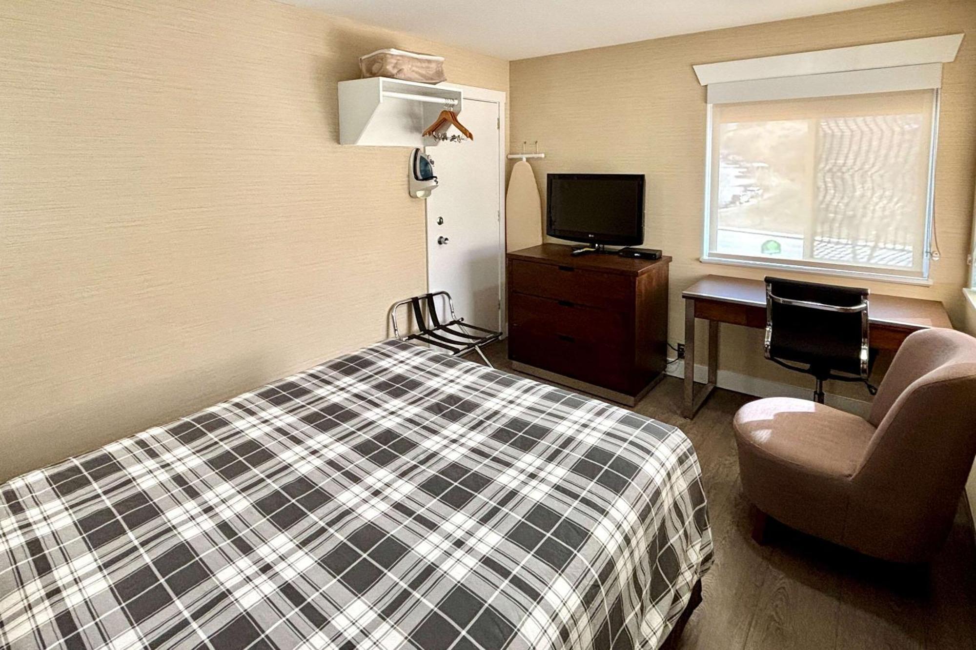 Rodeway Inn & Suites Камлупс Екстериор снимка