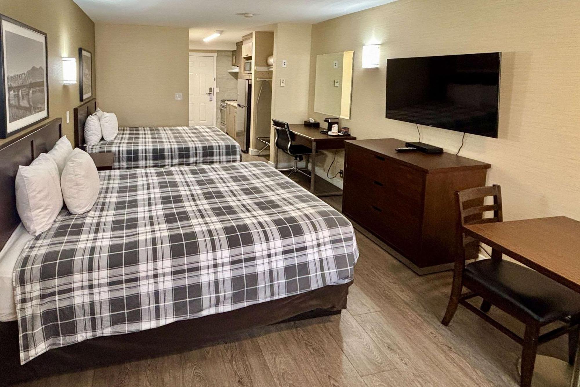 Rodeway Inn & Suites Камлупс Екстериор снимка