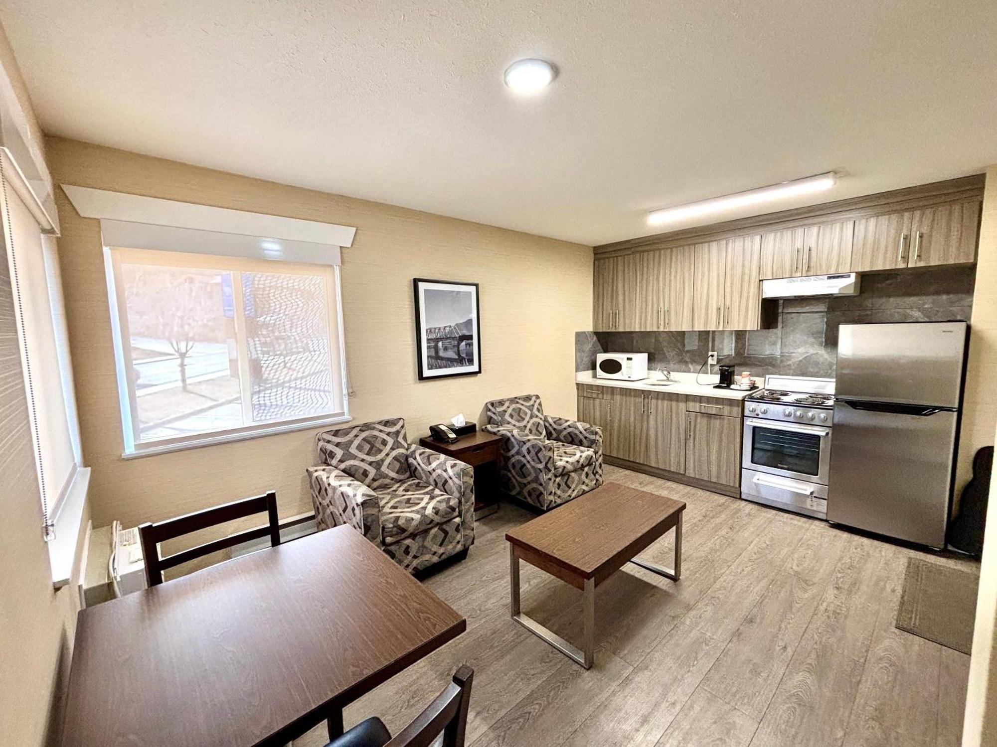 Rodeway Inn & Suites Камлупс Екстериор снимка