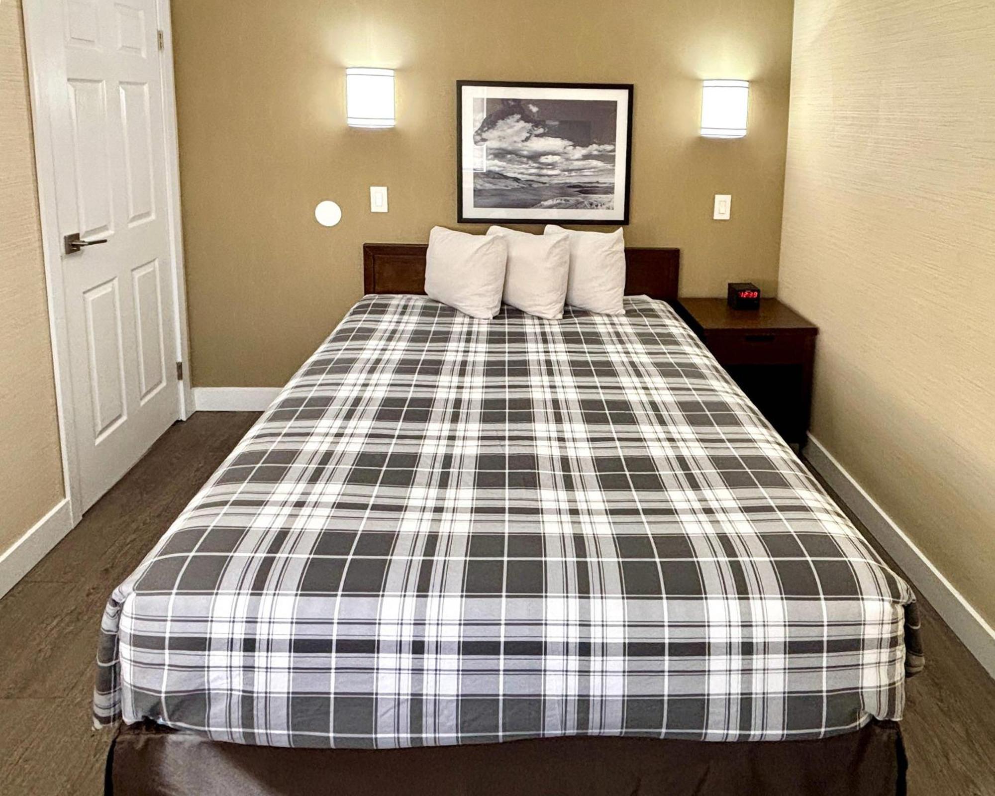 Rodeway Inn & Suites Камлупс Екстериор снимка