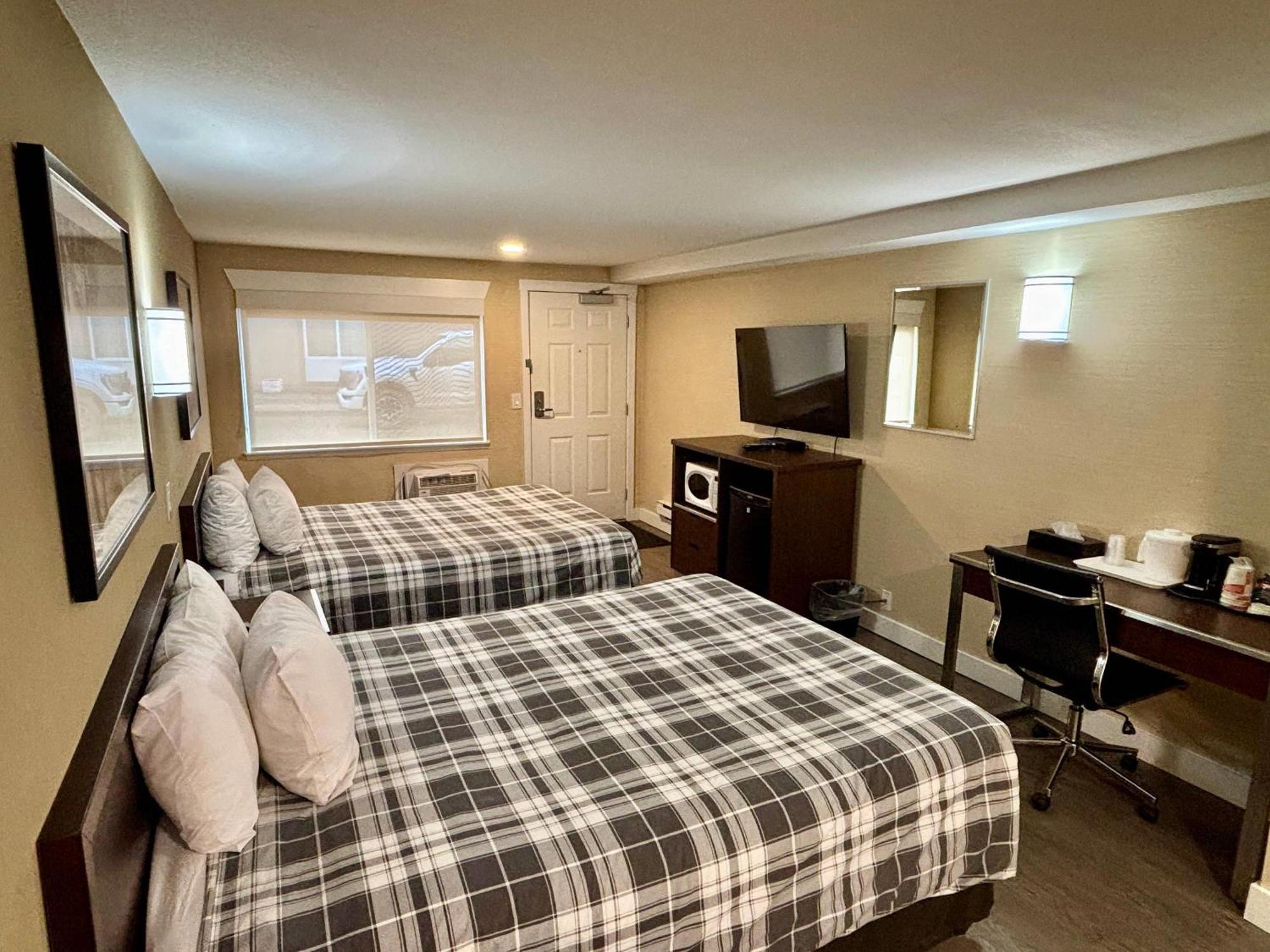Rodeway Inn & Suites Камлупс Екстериор снимка