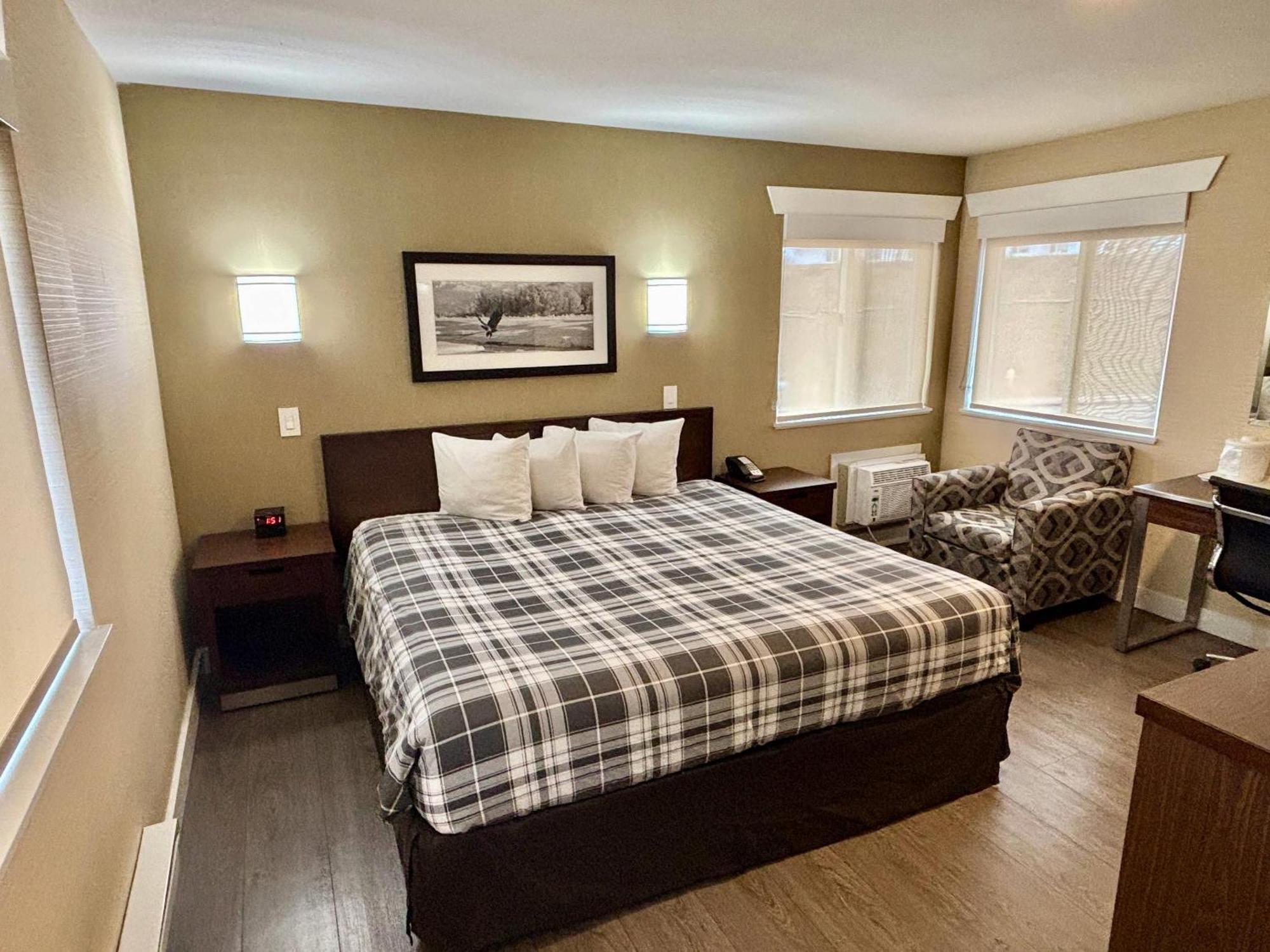 Rodeway Inn & Suites Камлупс Екстериор снимка