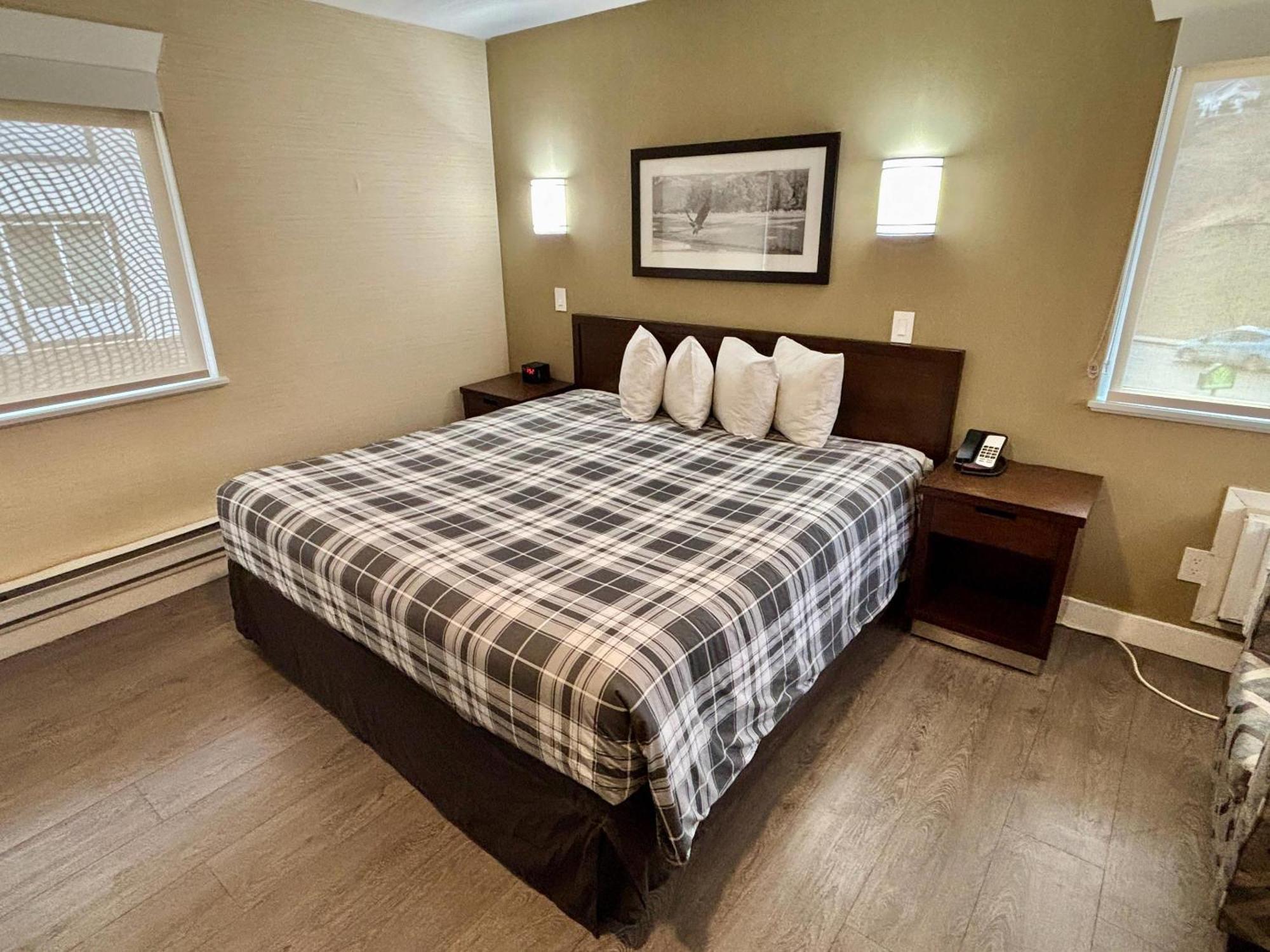 Rodeway Inn & Suites Камлупс Екстериор снимка