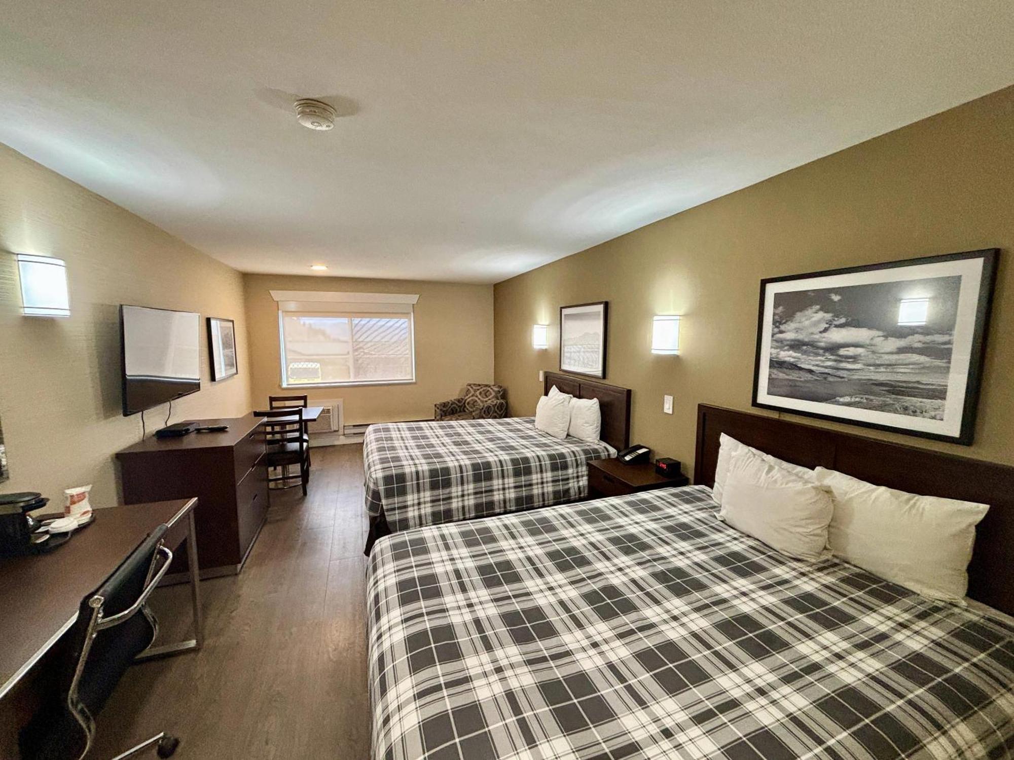 Rodeway Inn & Suites Камлупс Екстериор снимка
