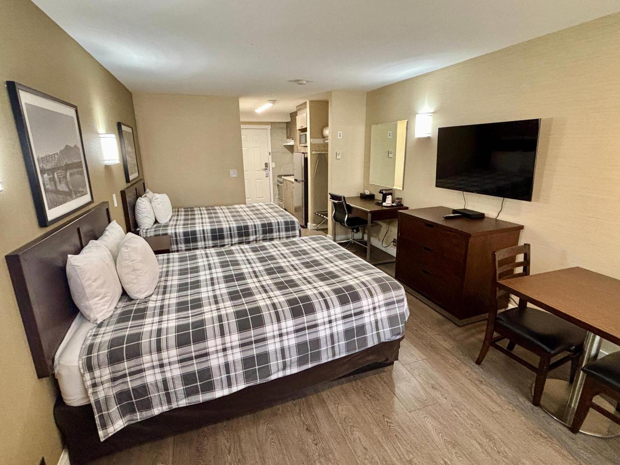 Rodeway Inn & Suites Камлупс Екстериор снимка